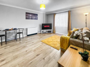 Stylish Apartment Near Heathrow, Skyline Views